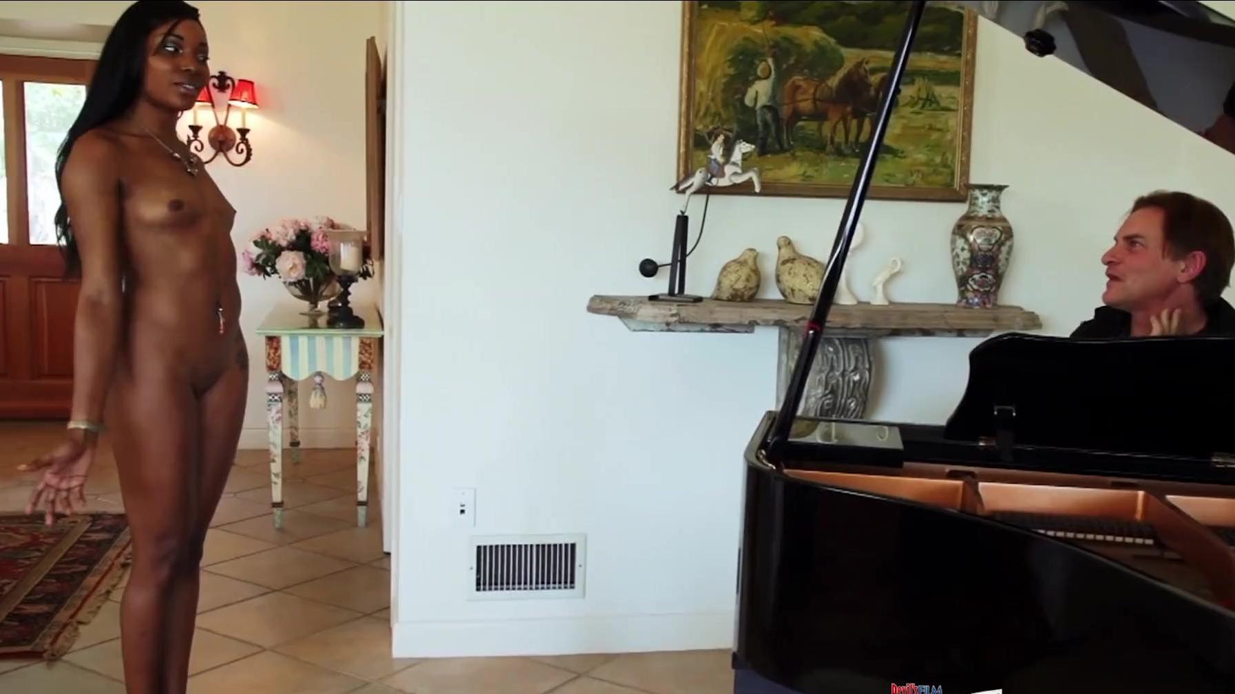 Hijastra de ébano se traga a su padrastro – Out of the Family Porn