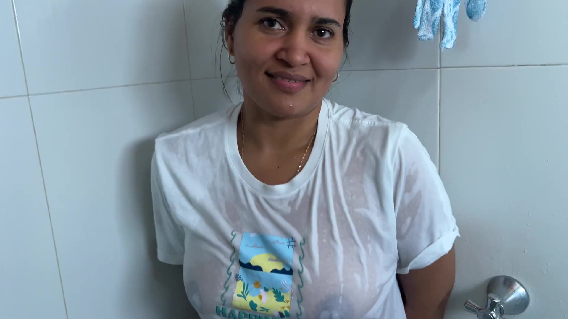 Hijastro grosero pilla a su madrastra masturbándose mientras se baña y juega con él