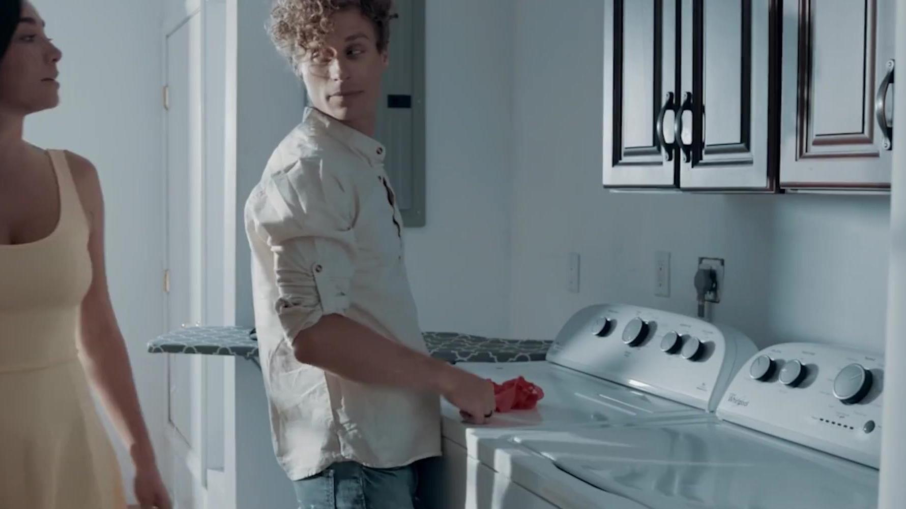 Hombre fue sorprendido oliendo bragas mientras engañaba a su niñera morena