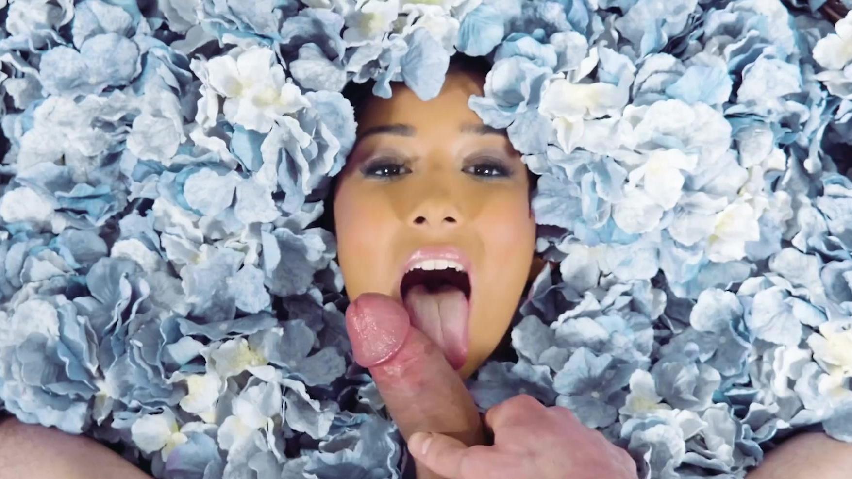 Increíble morena de grandes tetas teniendo sexo con un joven amante