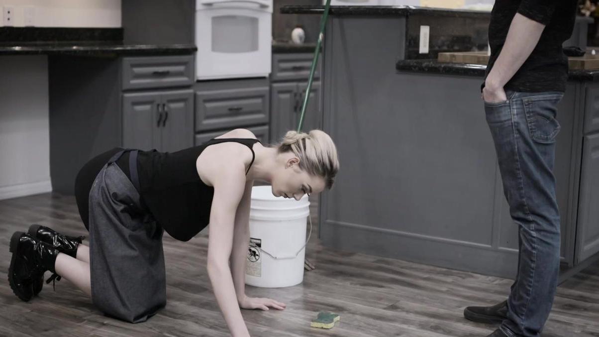 Joven criada voluptuosa utilizada por un chico (Anny Aurora)