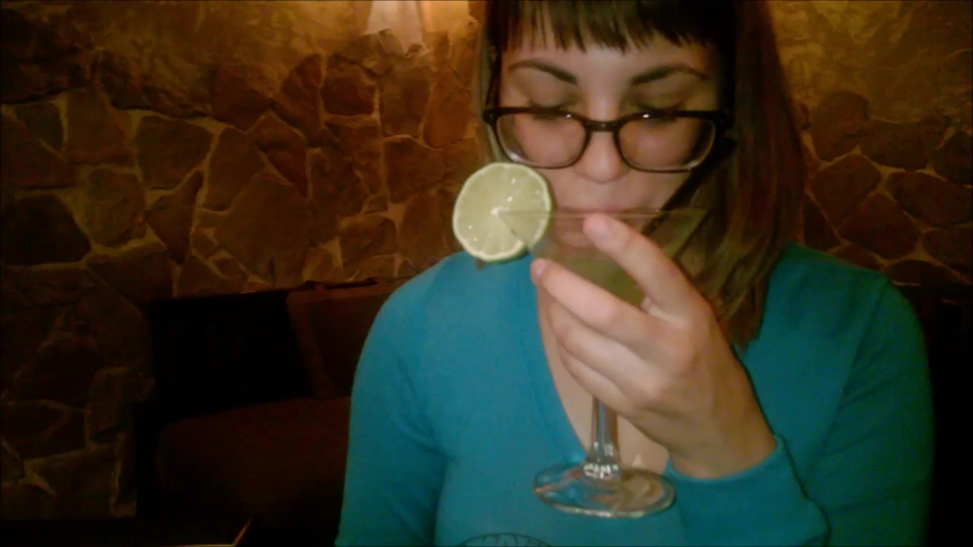 Joven prostituta hace una mamada en un restaurante público – Porno Amateur