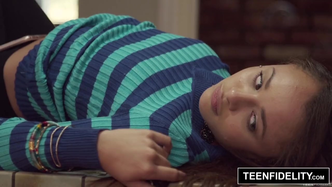 La adolescente FIEL Holly Hendrix QUEDA EMBARAZADA después de un ANAL DURO