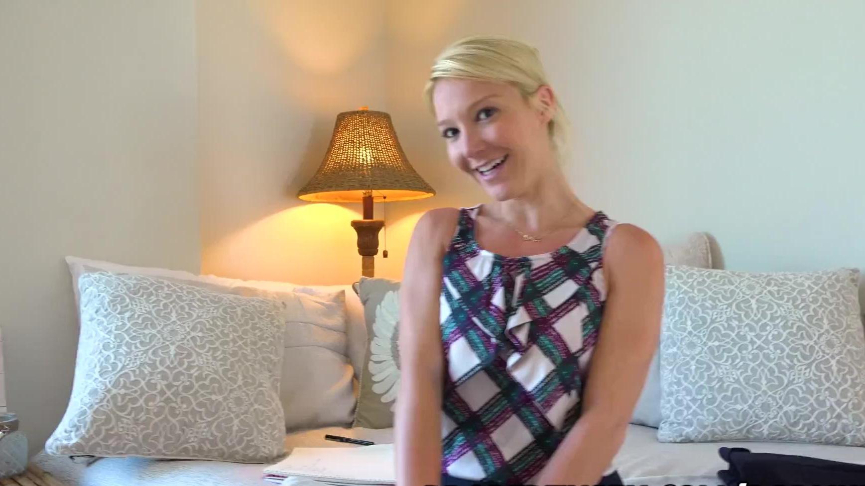 La agente de bienes raíces Laura Bentley monta a Dick para vender una casa – Milf Porn