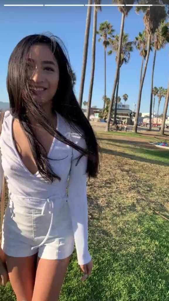 La asiática Avery Black consigue un nuevo amigo en una fiesta y eso se convierte en sexo