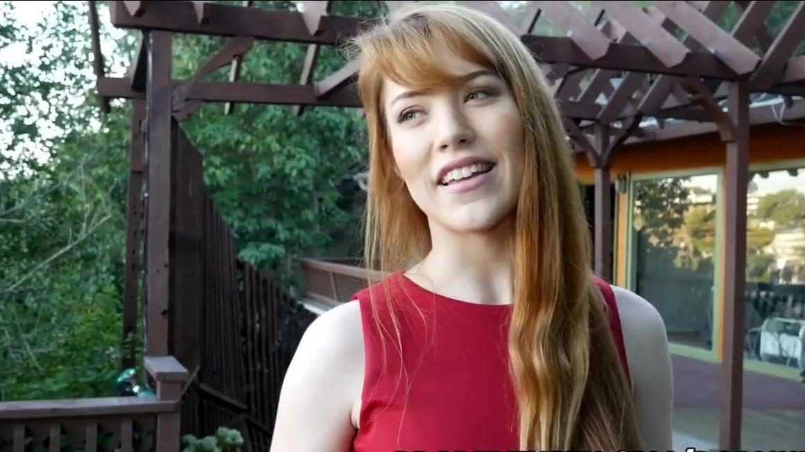 La atractiva agente inmobiliaria pelirroja Gwen Stark le muestra a un cliente lo bonita que es la casa