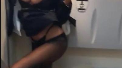 La azafata latina Sofi Ryan se sube al baño durante un vuelo