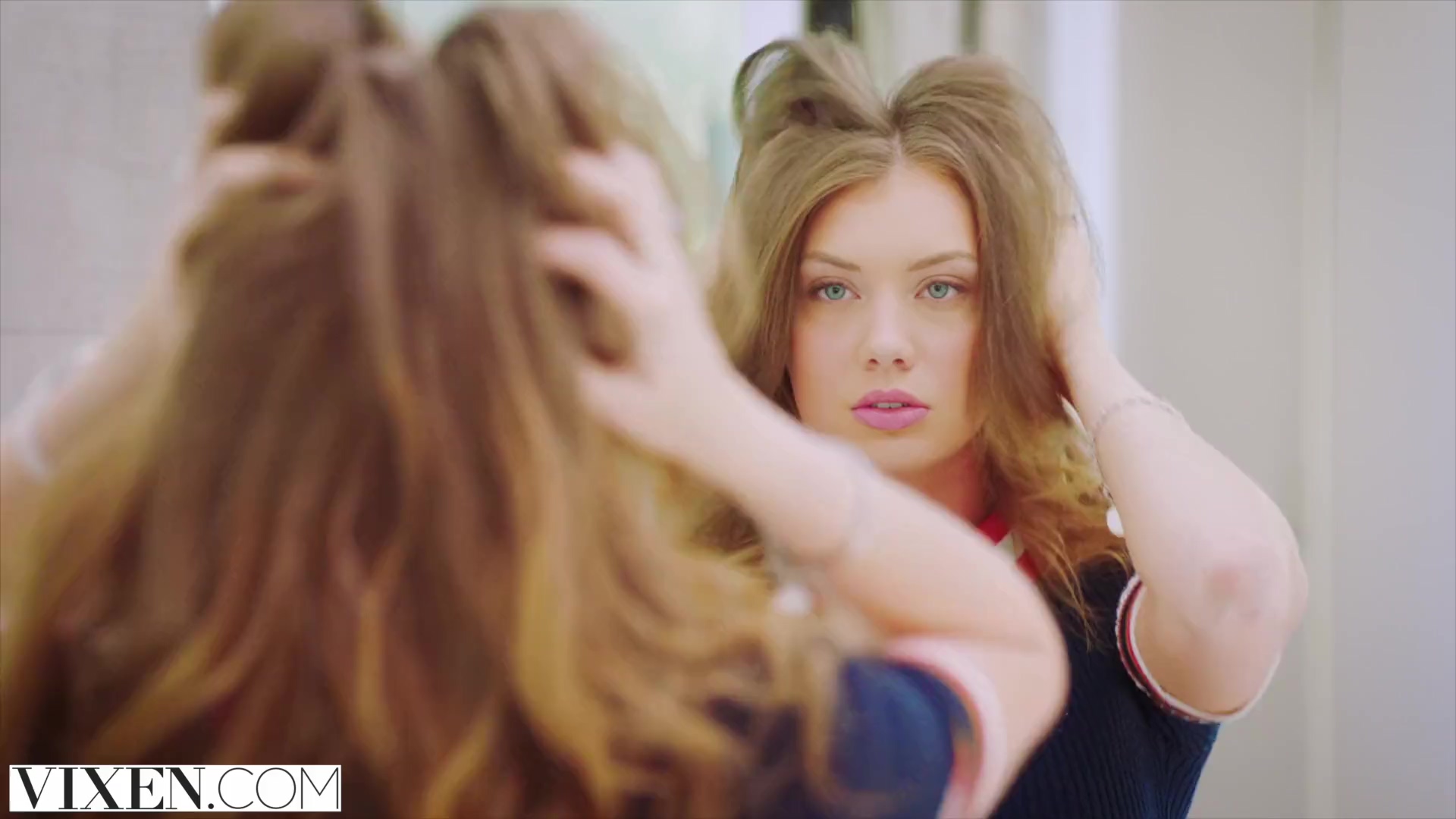 La bella Elena Koshka interfiere con el novio de su hermana, una zorra pornográfica