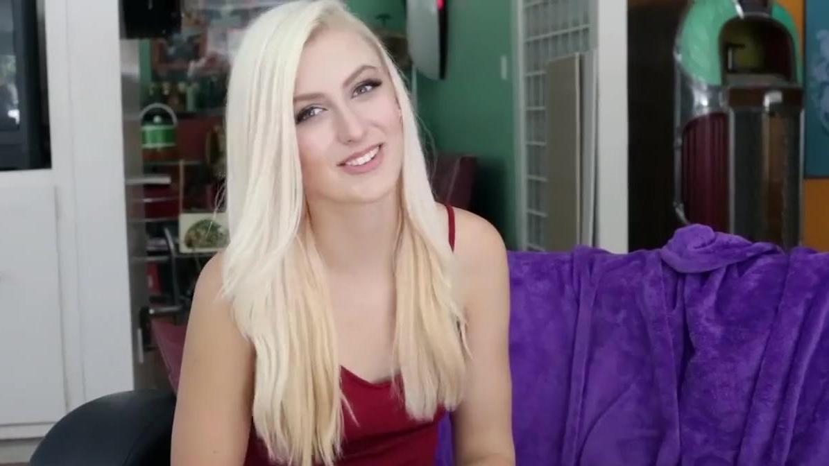 La bella rubia recibió su primer creampie