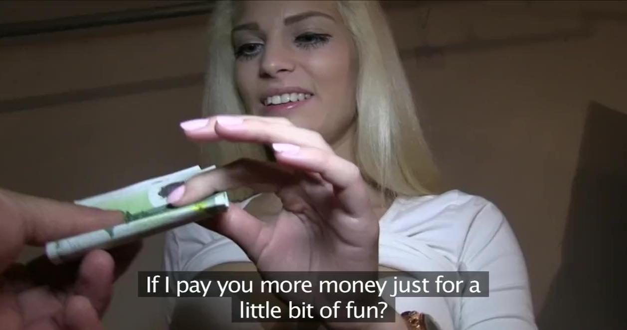 La belleza rubia Candee Licious fue asaltada en público por un extraño