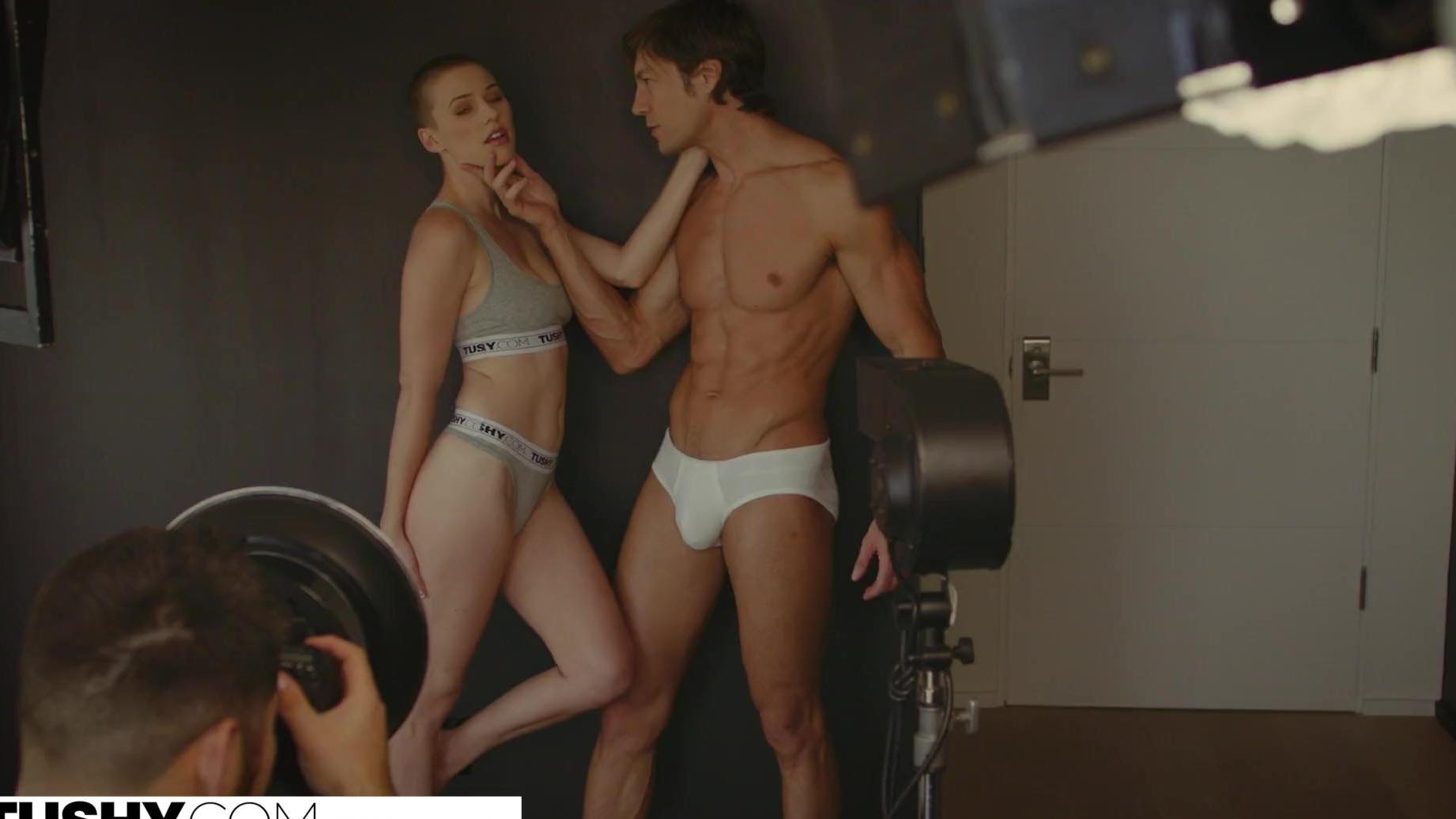 La cabeza rapada Riley Nixon se destroza el culo – Tushy Porn