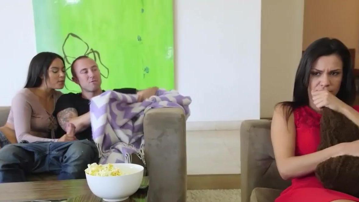 La cachonda hermanastra latina Maya Bijou le mama la gran polla a su hermanastra y lo monta como una novia