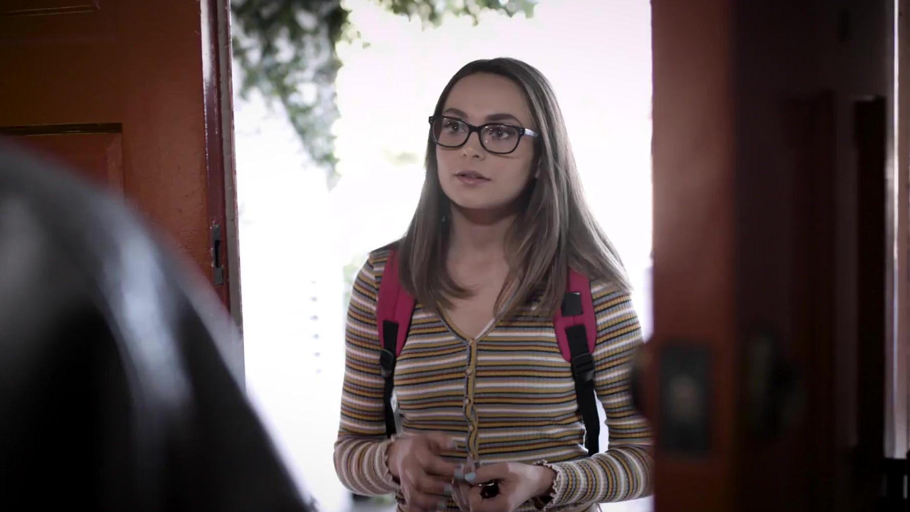 La clase nerd no puede ayudarte con los deberes – Teen Porn