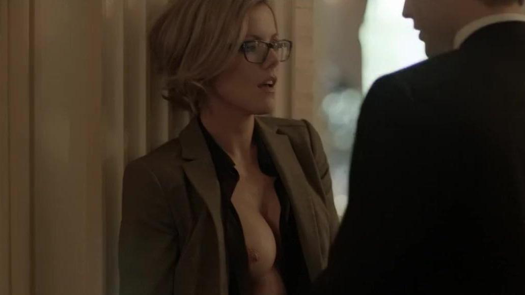 La famosa rubia Kathleen Robertson tiene sexo con su jefe