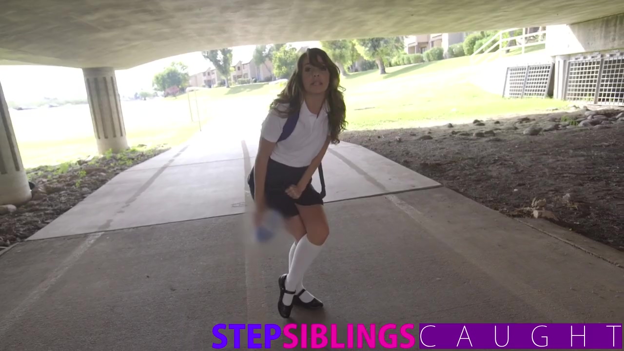 La hermandad de mujeres atrapó a mi hermanastra montando mi polla