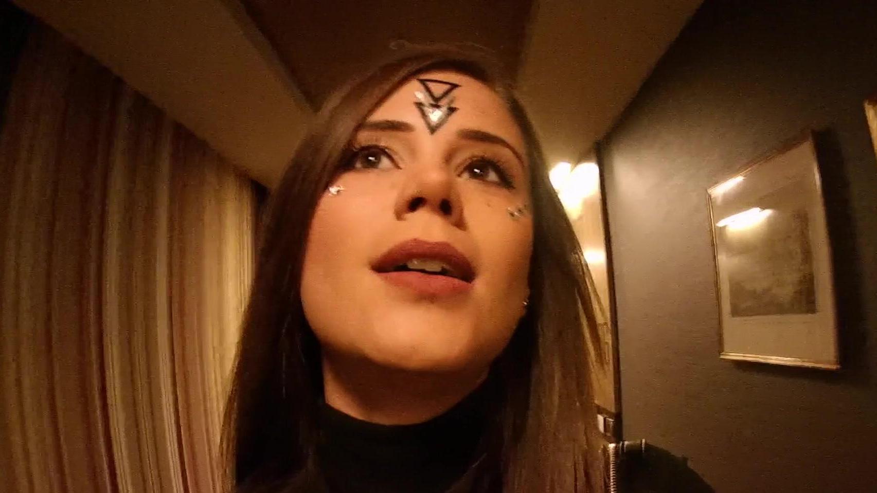 La hermosa morena Caprice Young hace una foto caliente de su novio en el vestíbulo