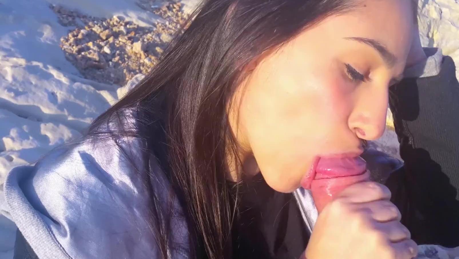 La linda adolescente Danika Mori le sopla la corbata a su novio ante la cámara