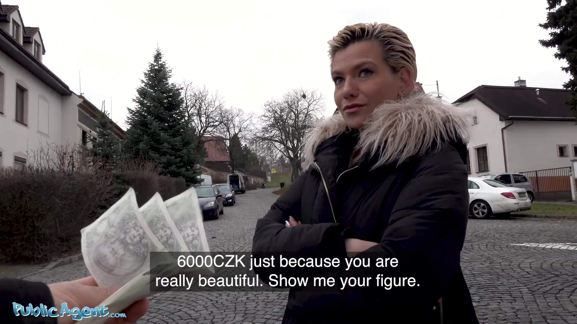 La milf de pelo corto pagó el dinero