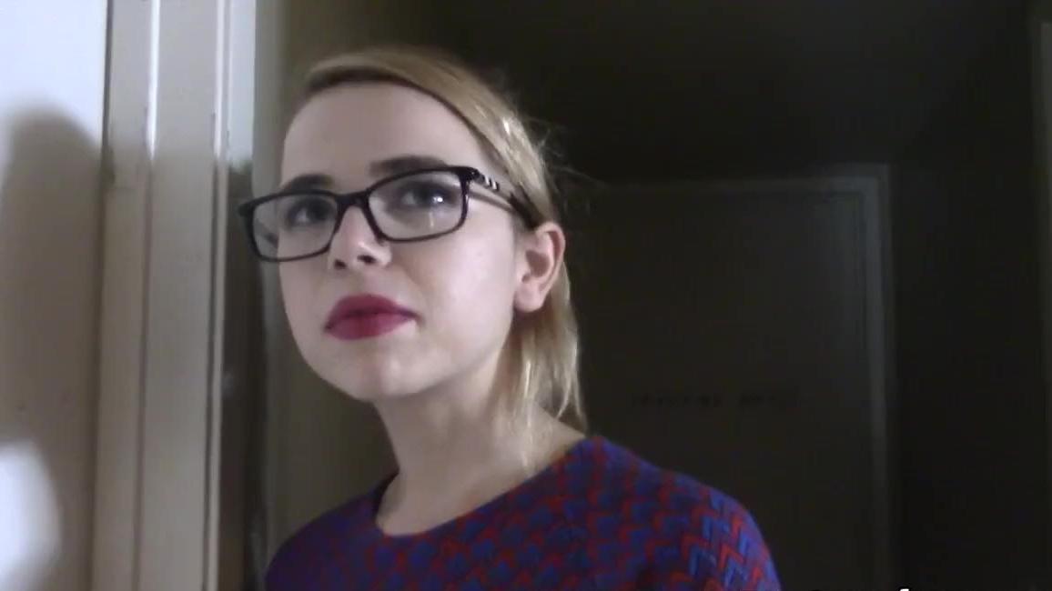 La pequeña agente inmobiliaria Alina West camina ruidosamente mostrando la casa