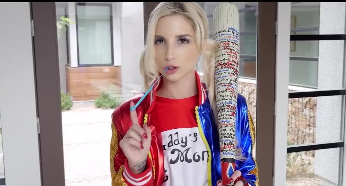 La pequeña cosplayer estira las piernas para mojarse y hace un suave ruido.