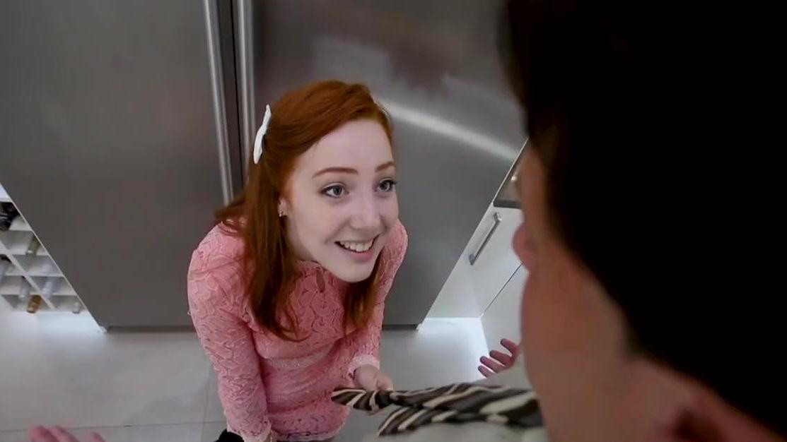 La pequeña pelirroja Amber se folla al jefe para conseguir trabajo