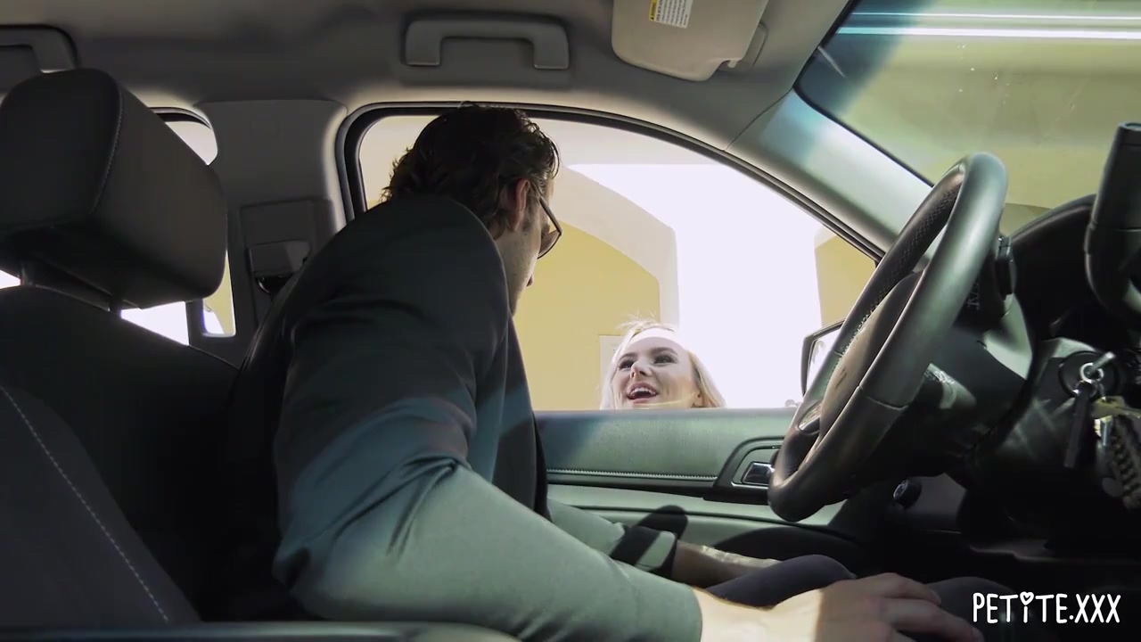 La pequeña rubia Aria no puede manejar un auto grande, pero sí una gran polla, ¡SÍ!