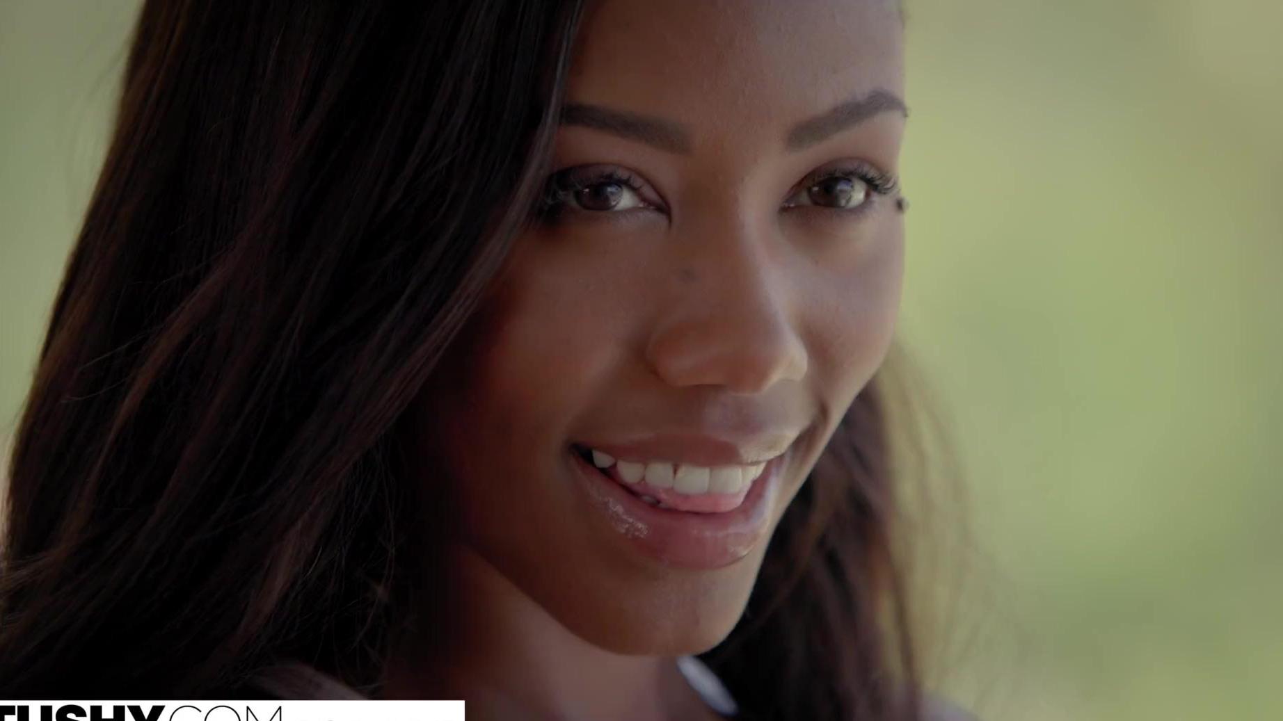 La primera actriz de ébano se tira el trasero