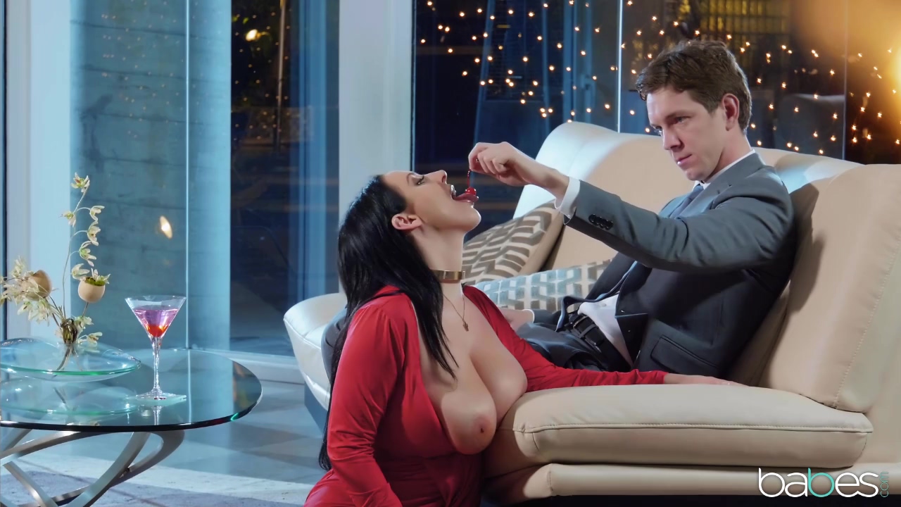 La puta morena caliente Angela White tiene una gran polla y una boca pequeña para esta polla