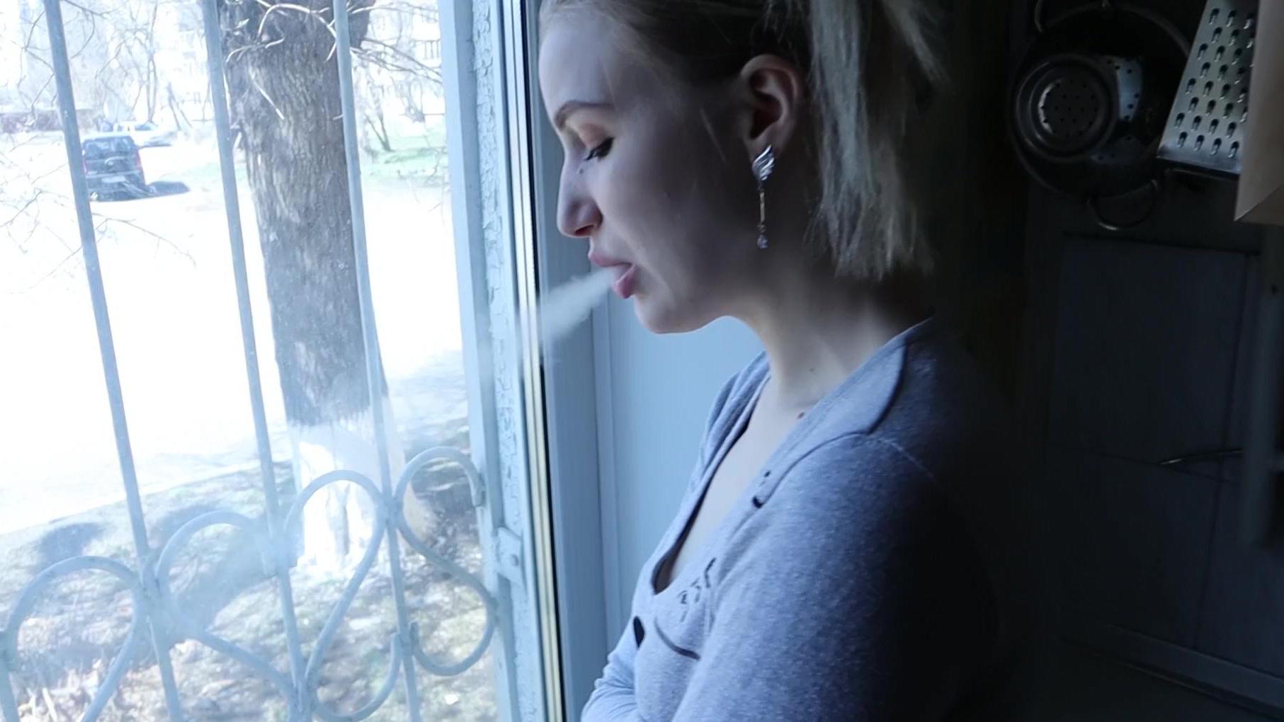 La puta rusa de al lado le chupa la polla al vecino