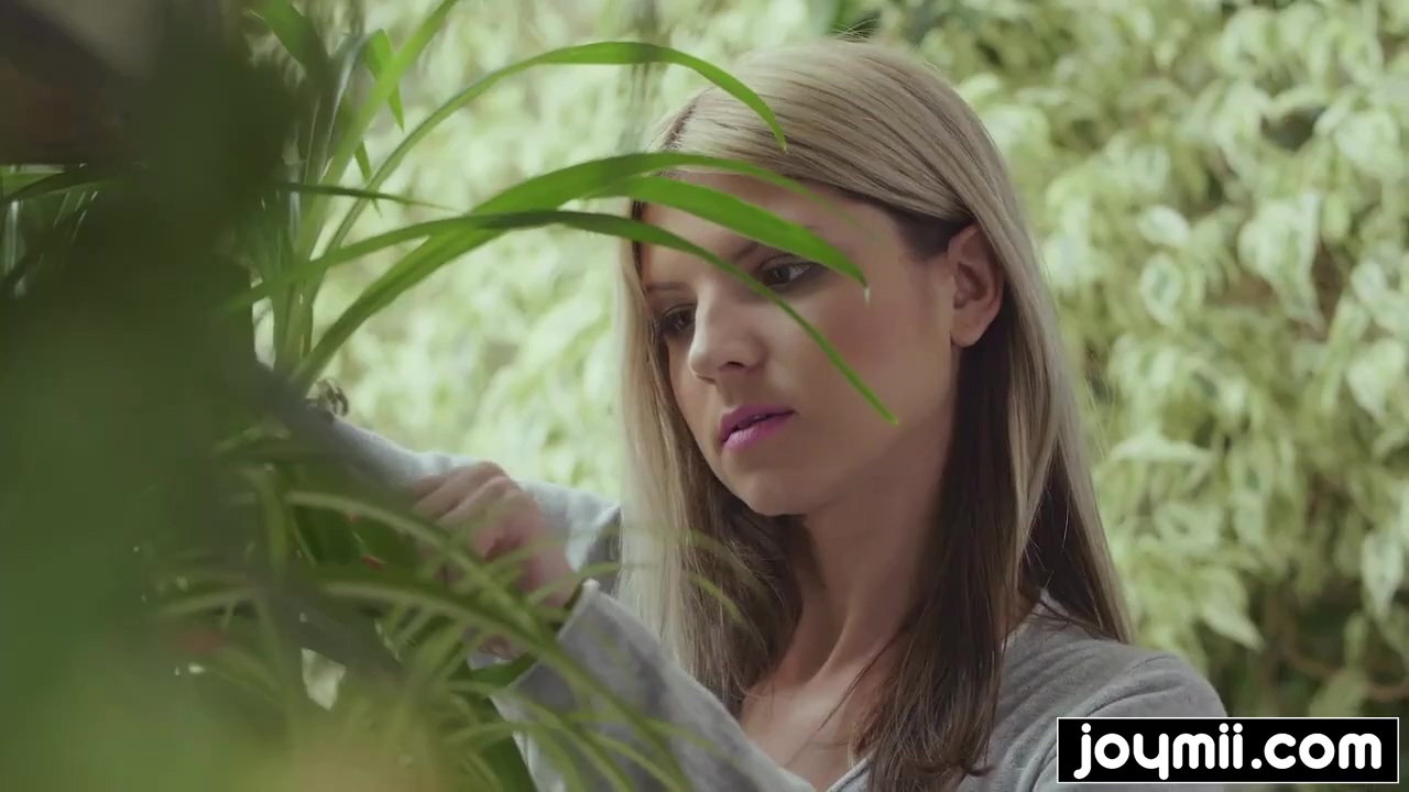 La rubia Gina Gerson adora las grandes pollas de flores JOYMII