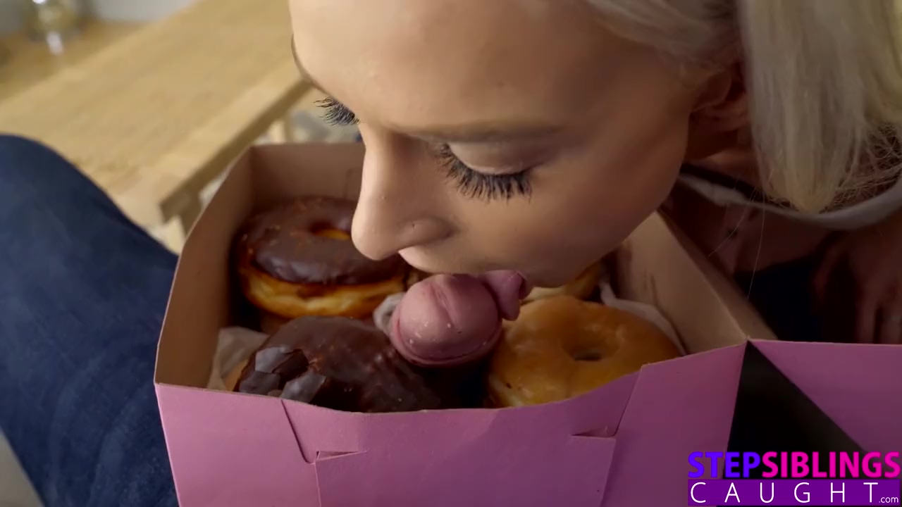 La rubia caliente Emma Hix le come el dulce culo a su hermanastro en su cumpleaños