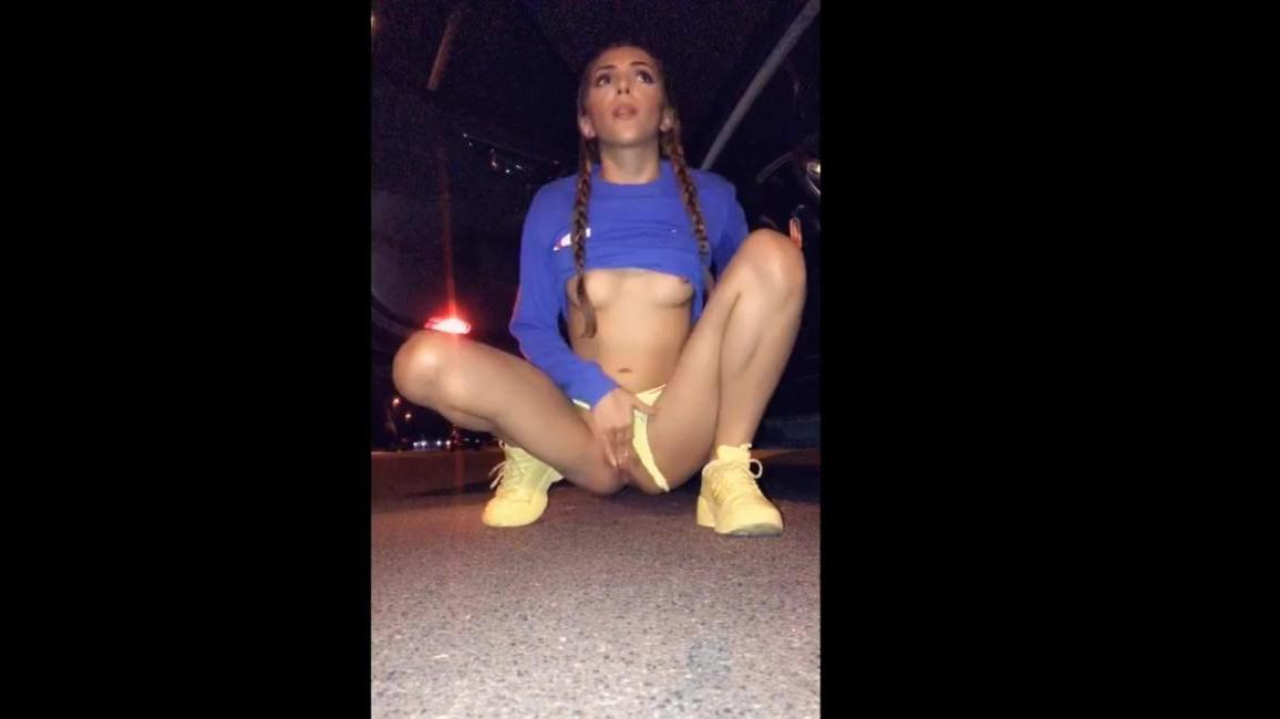 Las chicas disfrutan de chorros en videos públicos.