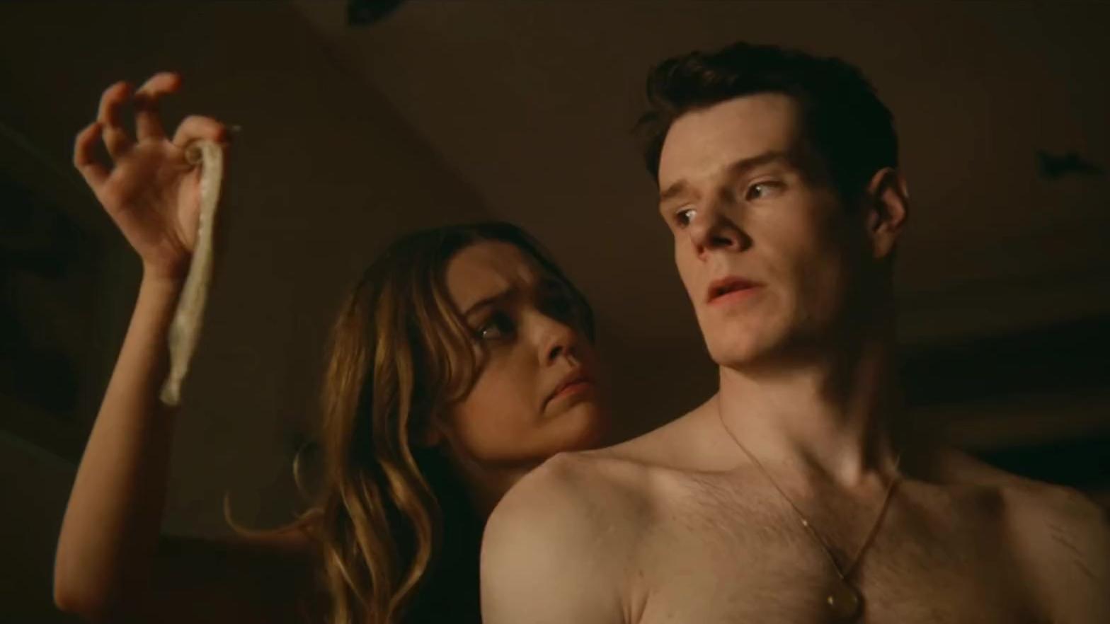 Las fotos más candentes de la primera temporada de educación sexual. Pechos grandes y sexo apasionado, una combinación perfecta