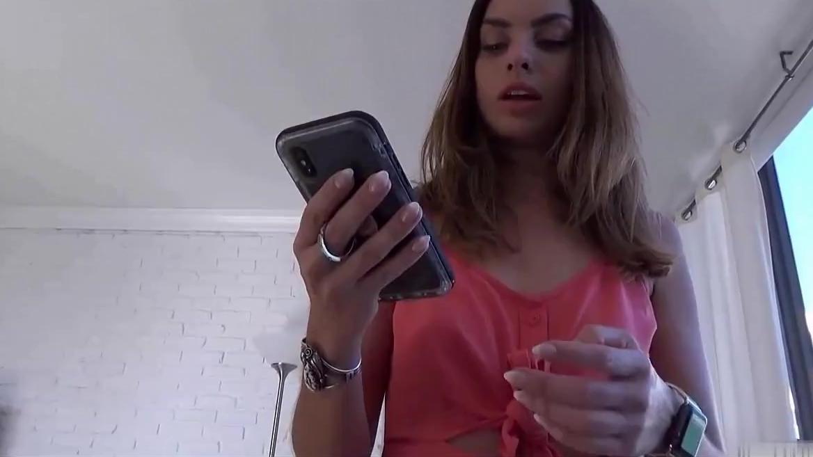 Le envié una foto de mi pene a mi nueva mamá y al principio ella se molestó…