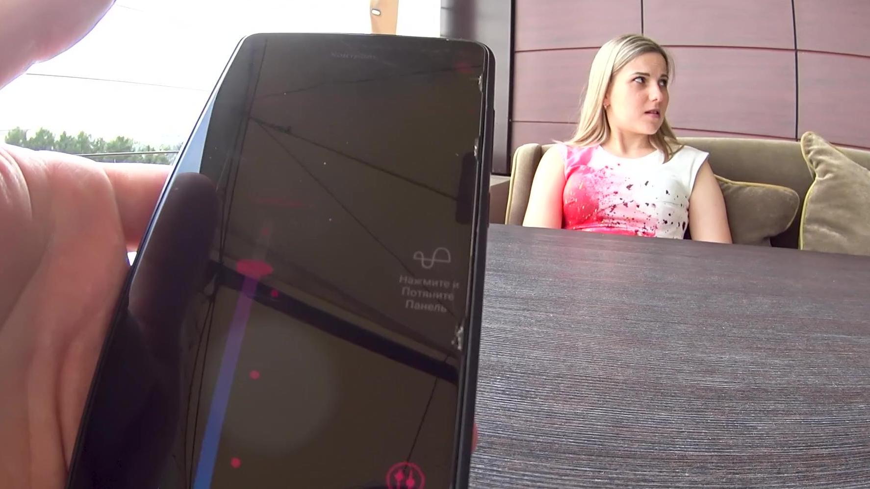 Letty Black se corre con un vibrador a control remoto en un restaurante