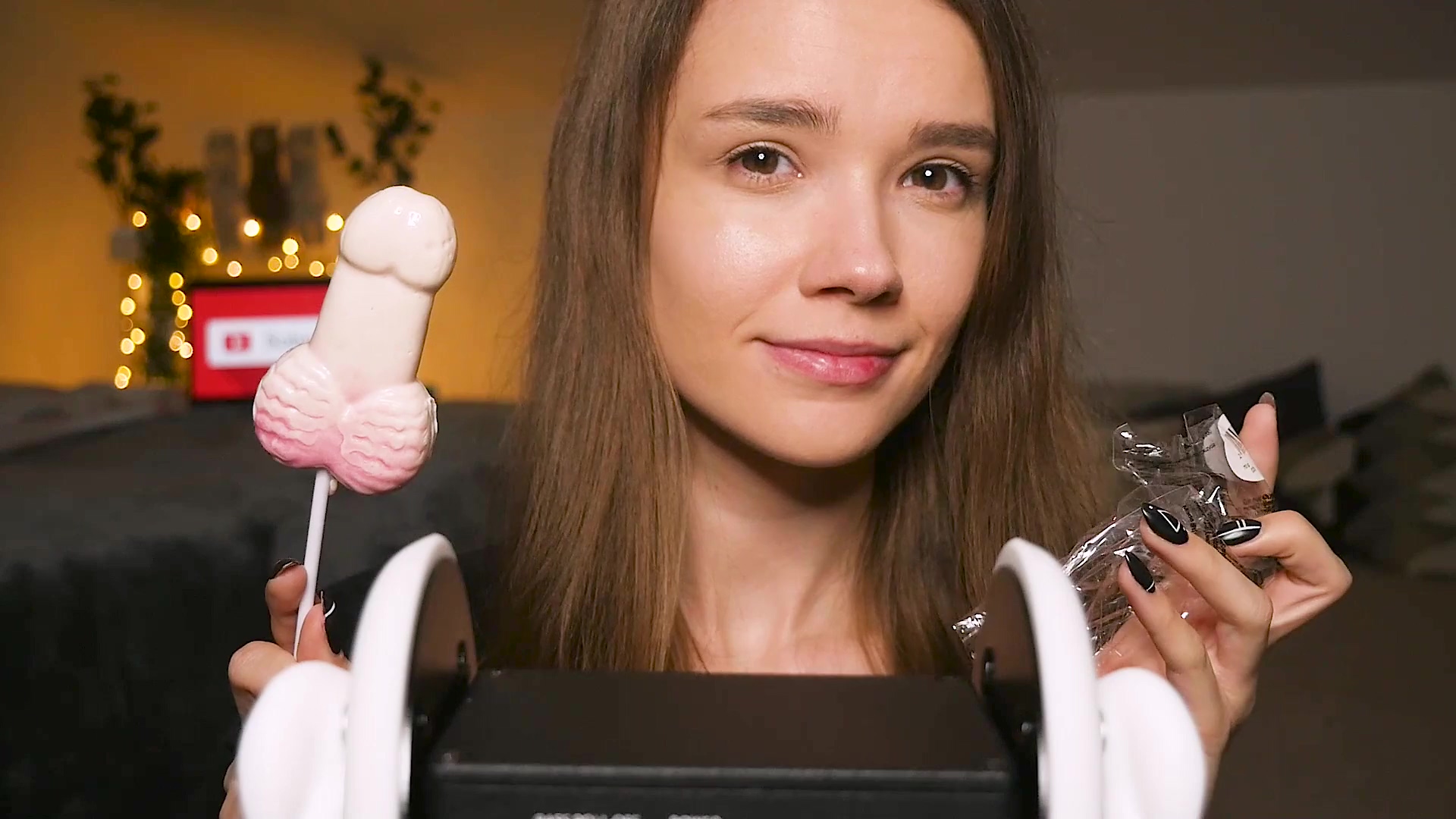 Linda chica hace el video ASMR más caliente con dulces sexuales en la boca