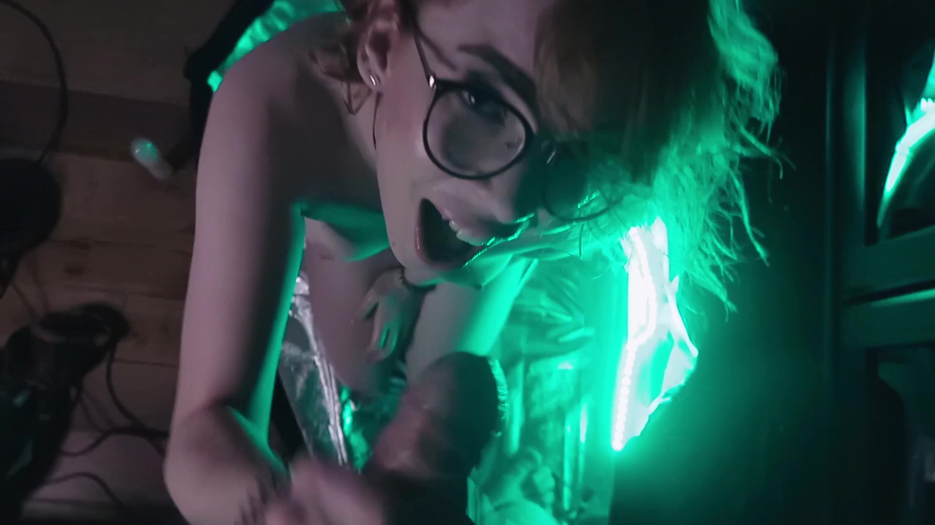 Linda hermanastra pelirroja hace una mamada de garganta profunda con semen en la cara