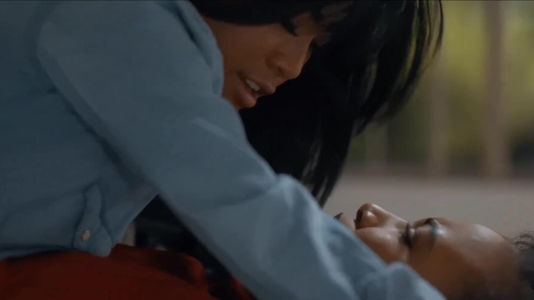 Lindo chico de ébano ama a su hermanastra. Dos adolescentes gays se besan el culo