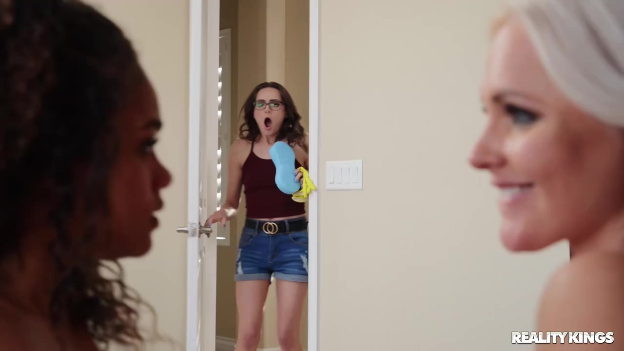 MILF caliente con uñas grandes gay y la hija de su mejor amiga