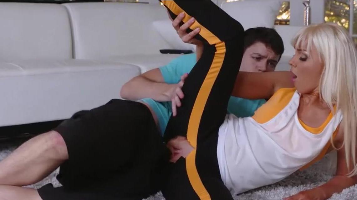 Madrastra MILF seduce a su hijastro con su jugoso coño – porno familiar