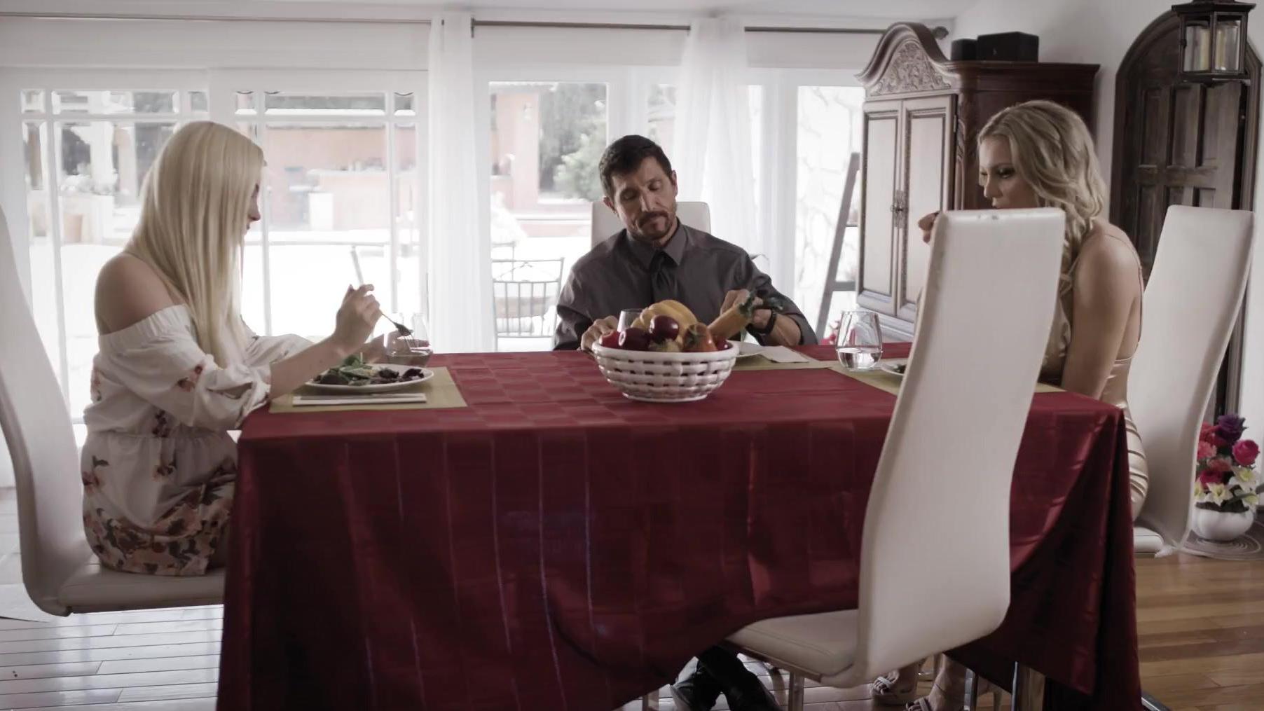 Madrastra caliente y joven hijastro buscan un buen trío