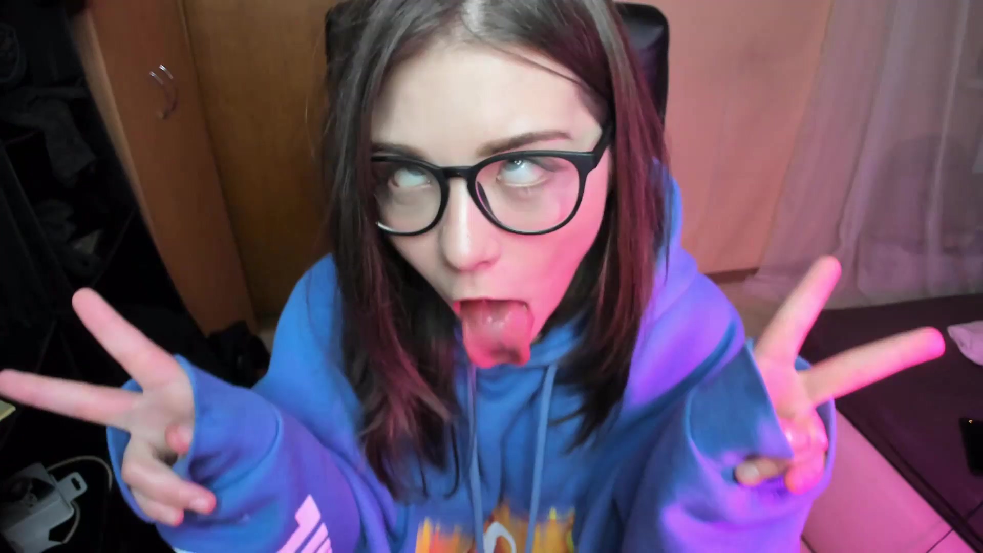 Mantenga el gemido. Cam Teen con gafas chupa silenciosamente un gran consolador