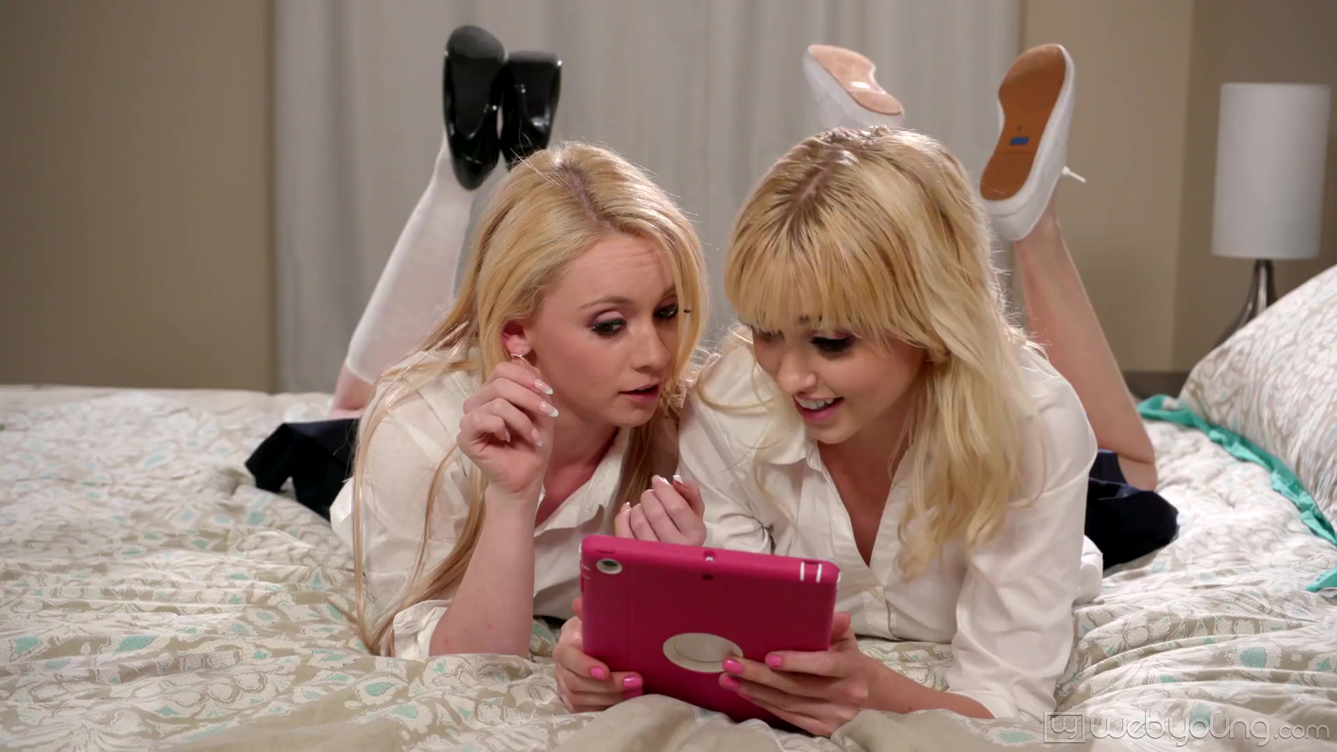 Mejores amigas lesbianas de la escuela Chloe Cherry y Athena Rayne