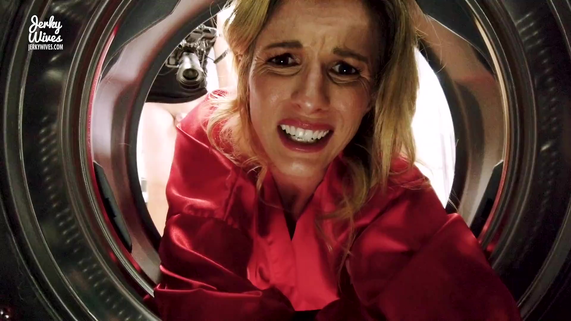 Mi madrastra se metió en la secadora, así que no perdí tiempo en darle una paliza a su buen trasero – familia