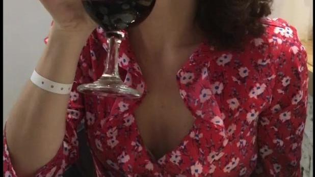 Milf cachonda empuja a su marido en el baño del café – Verdadero porno amateur