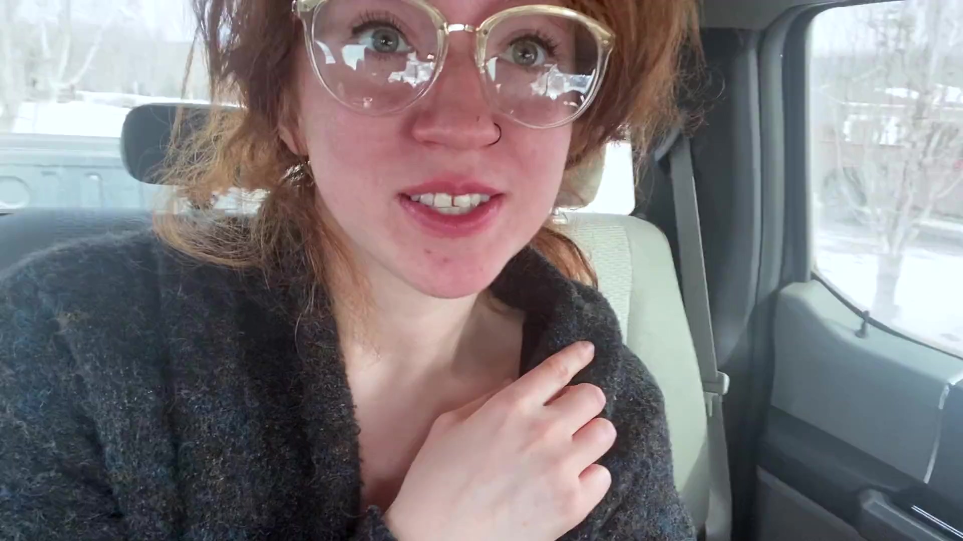 Milf cachonda juega con un bebé en el asiento trasero