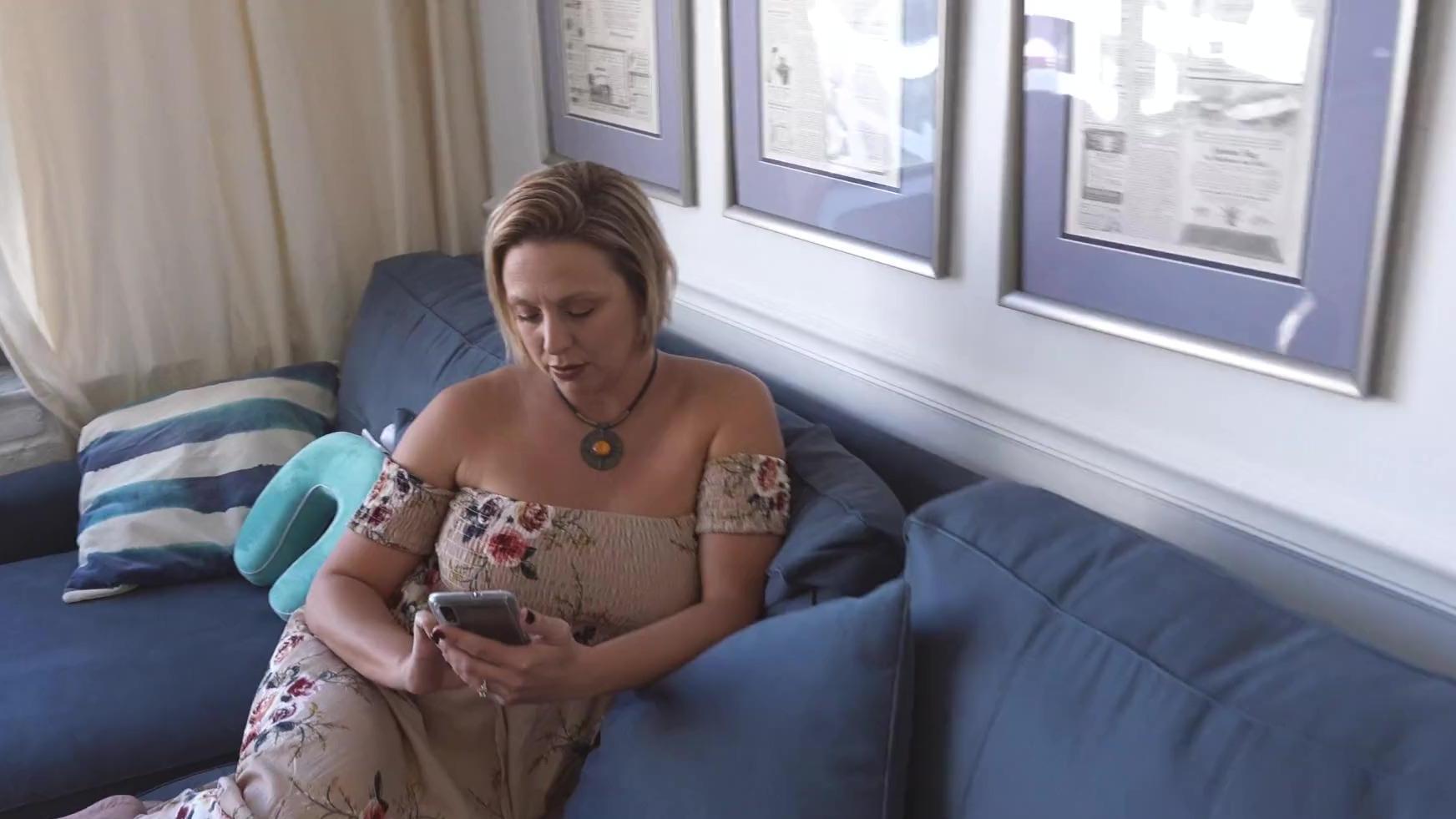 Milf cachonda muestra el lado oscuro de su vida y le chupa la polla a su hijastro en exhibición