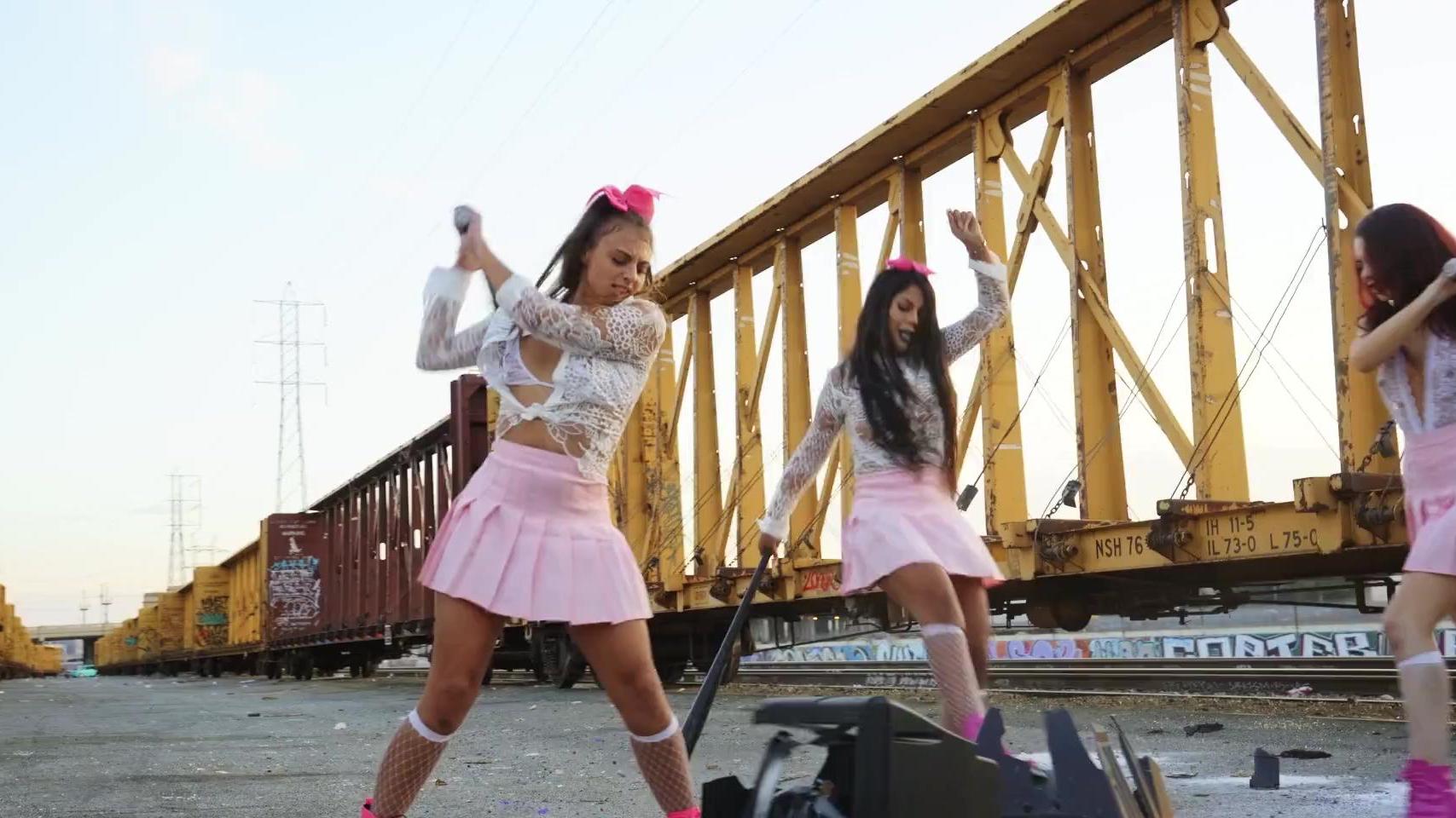 Milf de ébano tetona se burla de lesbianas adolescentes como una profesional – Trío porno