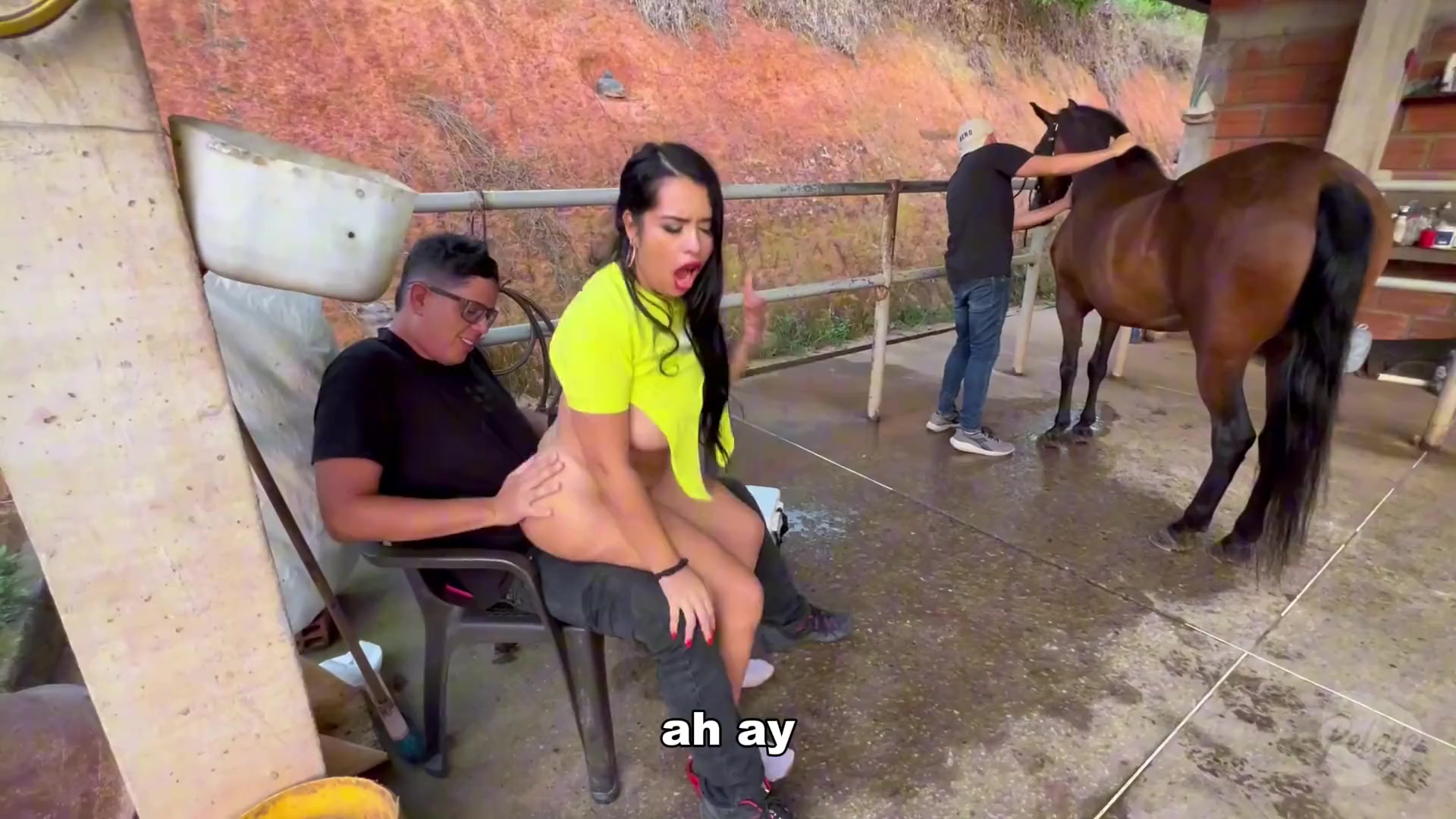 Milf latina con curvas necesita dos macizos para correrse.