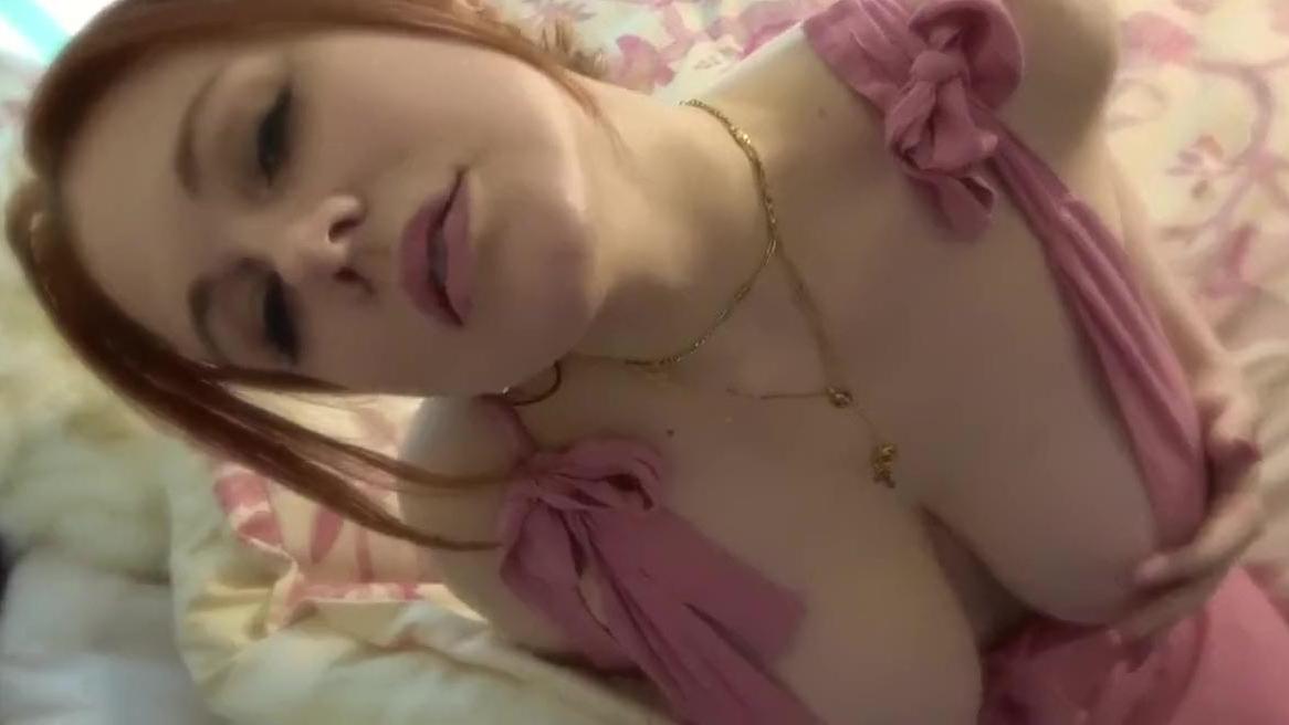 Milf tetona Maitland Ward le patea el culo con un consolador